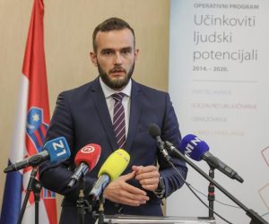 06.07.2021.,Zagreb - Ministar rada, mirovinskoga sustava, obitelji i socijalne politike Josip Aladrovic i ravnatelj Hrvatskog zavoda za zaposljavanje Ante Loncar svecano  urucili 31 ugovor ukupne vrijednosti 50 milijuna kuna u okviru Poziva „Pronadjii me! - provedba aktivnosti dosega i obrazovanja neaktivnih mladih osoba u NEET statusu“ sufinanciranih iz Europskog socijalnog fonda. 
Photo: Robert Anic/PIXSELL