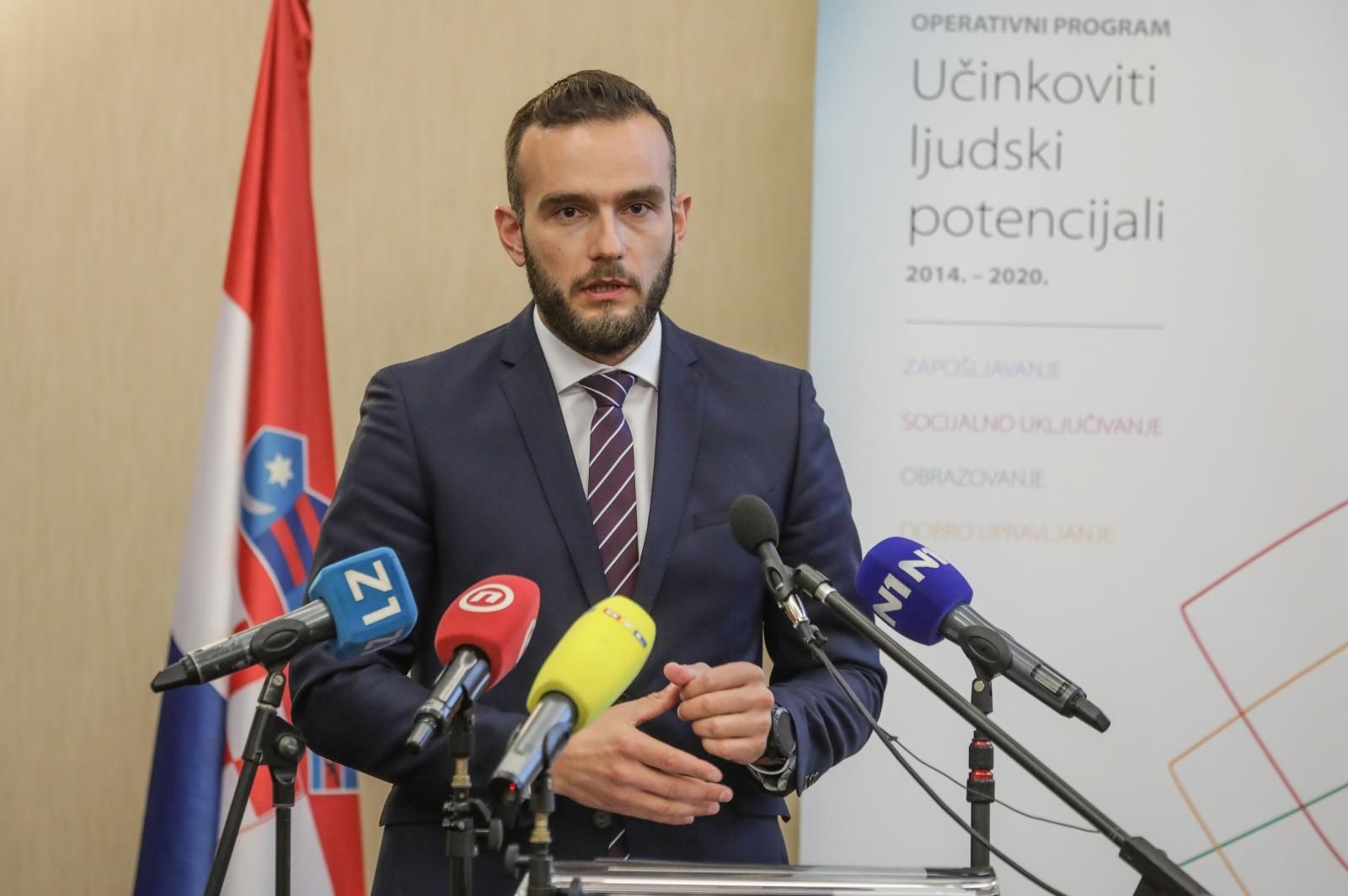 06.07.2021.,Zagreb - Ministar rada, mirovinskoga sustava, obitelji i socijalne politike Josip Aladrovic i ravnatelj Hrvatskog zavoda za zaposljavanje Ante Loncar svecano  urucili 31 ugovor ukupne vrijednosti 50 milijuna kuna u okviru Poziva „Pronadjii me! - provedba aktivnosti dosega i obrazovanja neaktivnih mladih osoba u NEET statusu“ sufinanciranih iz Europskog socijalnog fonda. 
Photo: Robert Anic/PIXSELL