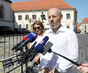 09.07.2021., Zagreb - Na drugu obljetnicu tragicnog ubojstva socijalne radnice i pravnika u Centru za socijalnu skrb DJakovo, predsjednik HKSR-a Antun Ilijas i odvjetnica Ana Colic predali su Ustavnom sud prijedlog za pokretanje postupka za ocjenu suglasnosti s Ustavom clanka 247. stavak 6. i 7. Obiteljskog  zakona, prema kojoj socijalni radnici zaposleni u centrima za socijalnu skrb bivaju imenovani skrbnicima osobama lisenima poslovne sposobnosti bez njihovog pristanka.
Photo: Patrik Macek/PIXSELL