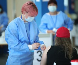 30.06.2021., Zagreb - Dom sportova. Hrvatski zavod za javno zdravstvo i Medicinski fakultet Sveucilista u Zagrebu organizirali su cijepljenje bez narucivanja iskljucivo prvom dozom cjepiva Comirnaty, Pfizer - BioNTech. Photo: Sanjin Strukic/PIXSELL