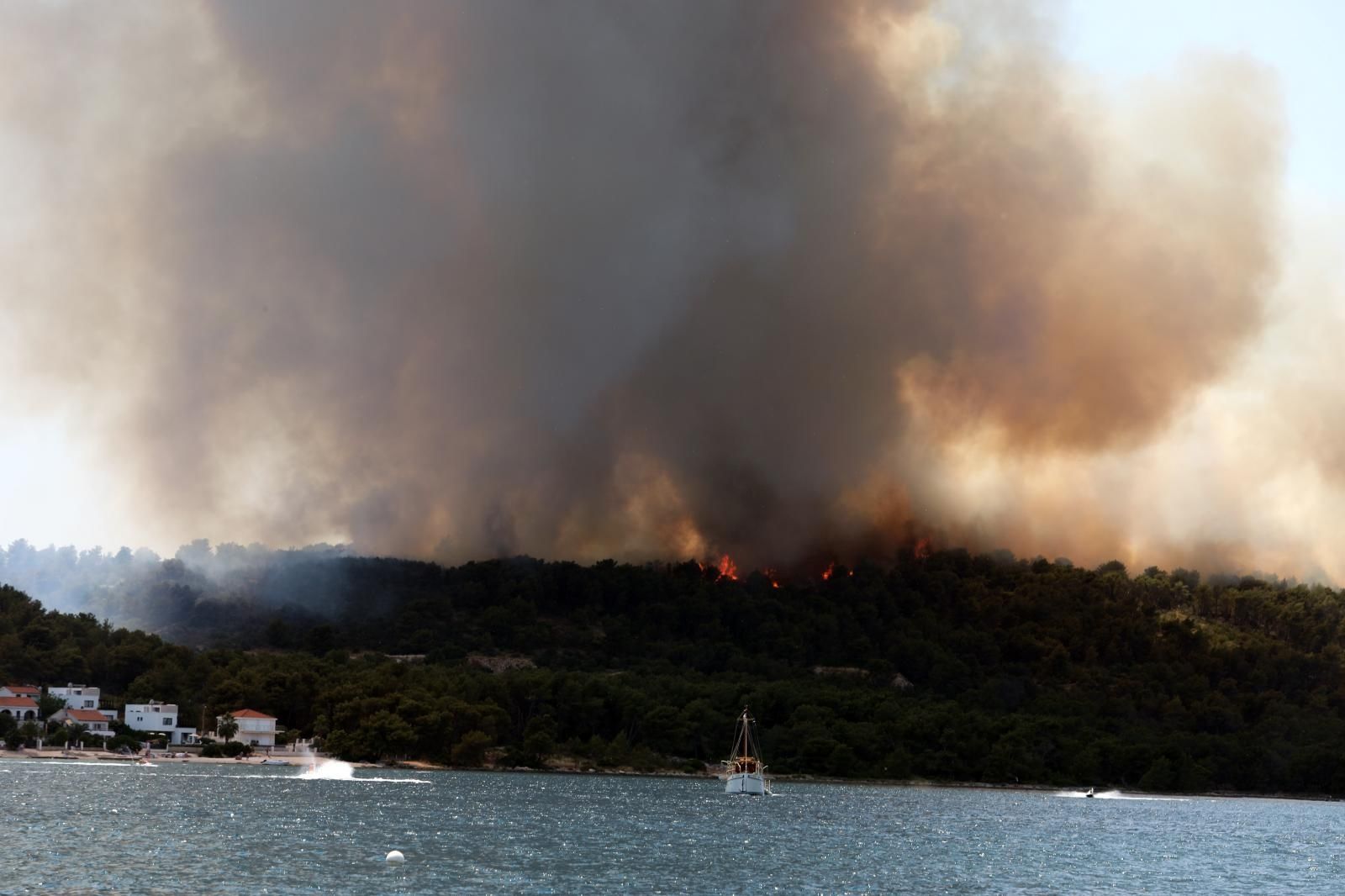 10.07.2021., Ciovo - Oko podneva na otoku Ciovu izbio je veliki pozar. Photo: Ivo Cagalj/PIXSELL