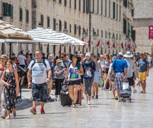 14.07.2021., Stara gradska jezgra, Dubrovnik - Toplinski val na dubrovackom podrucju. Guzve na fontani za osvjezenje.
Photo: Grgo Jelavic/PIXSELL