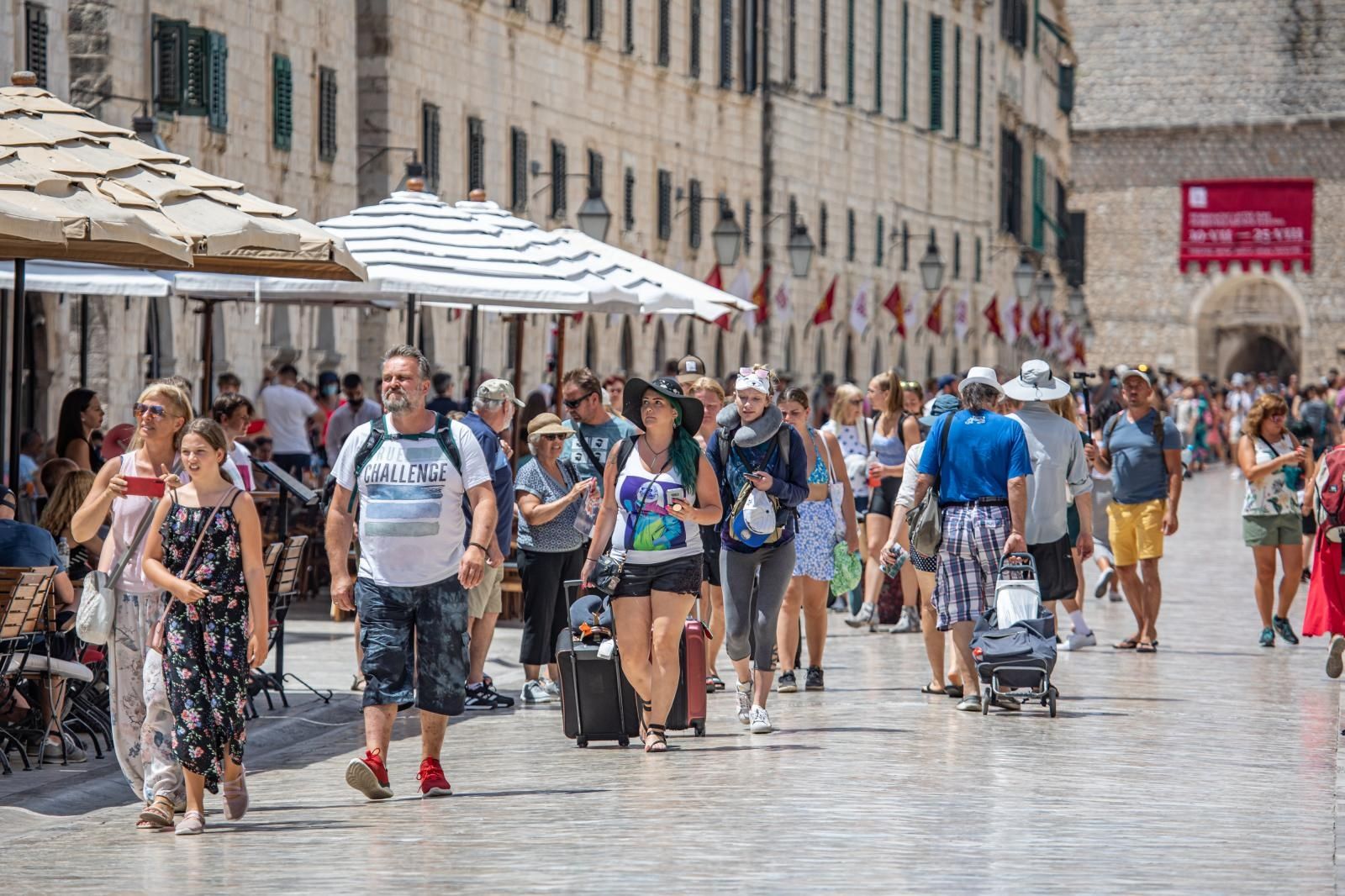 14.07.2021., Stara gradska jezgra, Dubrovnik - Toplinski val na dubrovackom podrucju. Guzve na fontani za osvjezenje.
Photo: Grgo Jelavic/PIXSELL