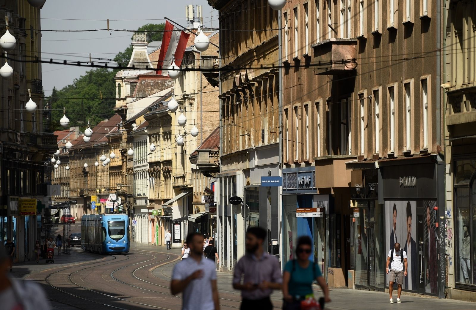 22.06.2021., Zagreb - Velike vrucine ispraznile gradske ulice. 
Photo: Marko Lukunic/PIXSELL