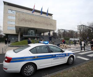 16.12.2016., Zagreb - Aktivisti Prava na grad i Zelene akcije izveli su prosvjednu akciju ispred zgrade Gradske uprave gdje su dosli s kamionom punim vreca s laznim novcem koje su rasipali noseci maske s likom Milana Bandica uz isticanje transparenta Zagreb: europska prijestolnica smeca. 
Photo: Goran Stanzl/PIXSELL