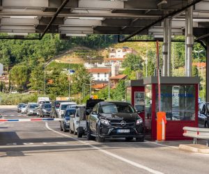 22.05.2020.. Plovanija - Strani drzavljani ulaze u Hrvatsku na granicnom prijelazu Kastel.
Photo: Srecko Niketic/PIXSELL