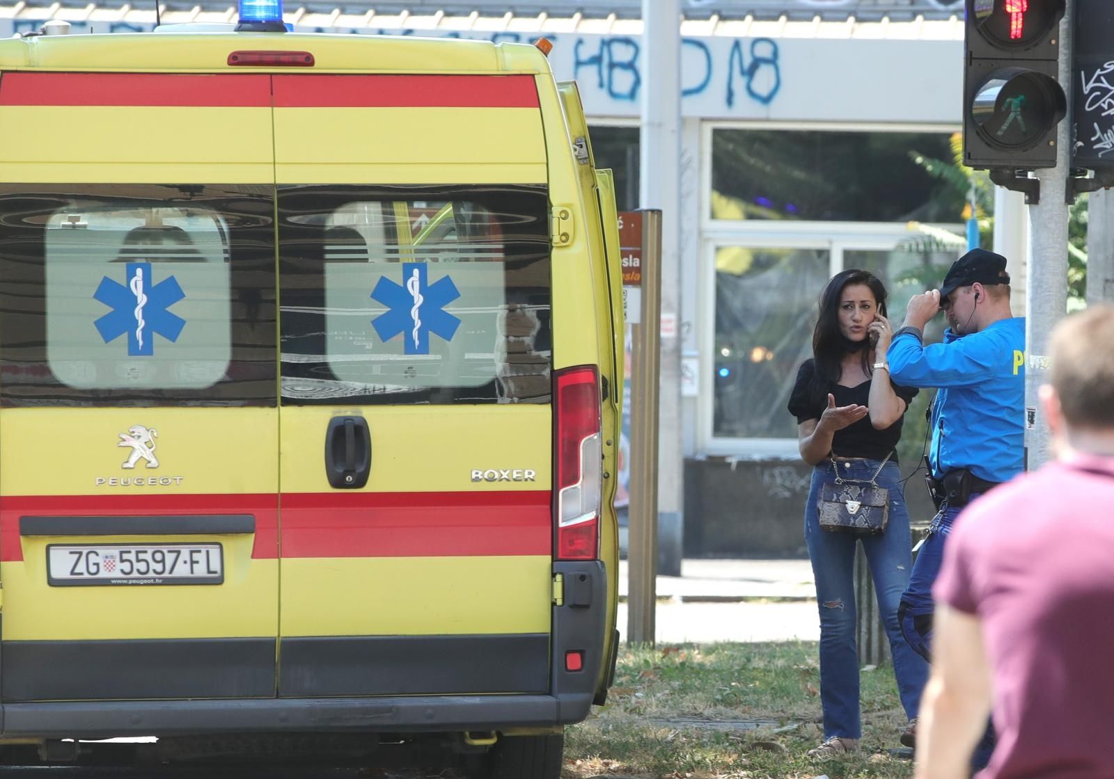 06.07.2021., Zagreb - Nalet osobnog vozila na pjesakinju. U Savskoj ulici preko puta hotela WestIn doslo je do prometne nesrece gdje je osobni automobil udario pjesakinju. Nakon nezgode prometna policija je izvrsila ocevid. Photo: Sanjin Strukic/PIXSELL