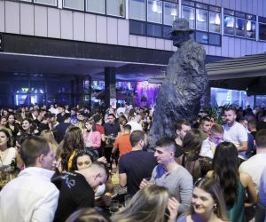 12.06.2021., Zagreb - Sto zbog tople veceri, a sto zbog prvog dana gdje je kaficima ponovno dozvoljeno da terase drze otvorenima do ponoci, gradjani su preplavili centar grada. Varsavska ulica. 
Photo: Tomislav Miletic/PIXSELL