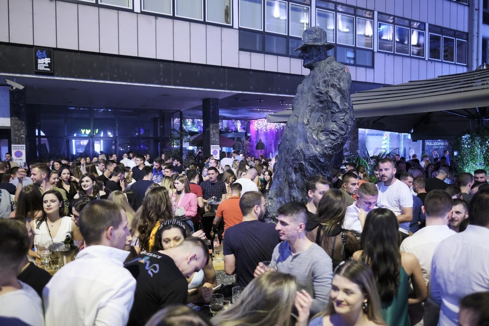 12.06.2021., Zagreb - Sto zbog tople veceri, a sto zbog prvog dana gdje je kaficima ponovno dozvoljeno da terase drze otvorenima do ponoci, gradjani su preplavili centar grada. Varsavska ulica. 
Photo: Tomislav Miletic/PIXSELL