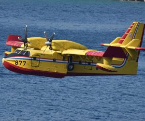 22.07.2017., Grebastica -
Piloti hrvatskih kanadera u akciji u uvali Grebastica privlacili pozornost mnogih kupaca i prolaznika.
Photo: Hrvoje Jelavic/PIXSELL