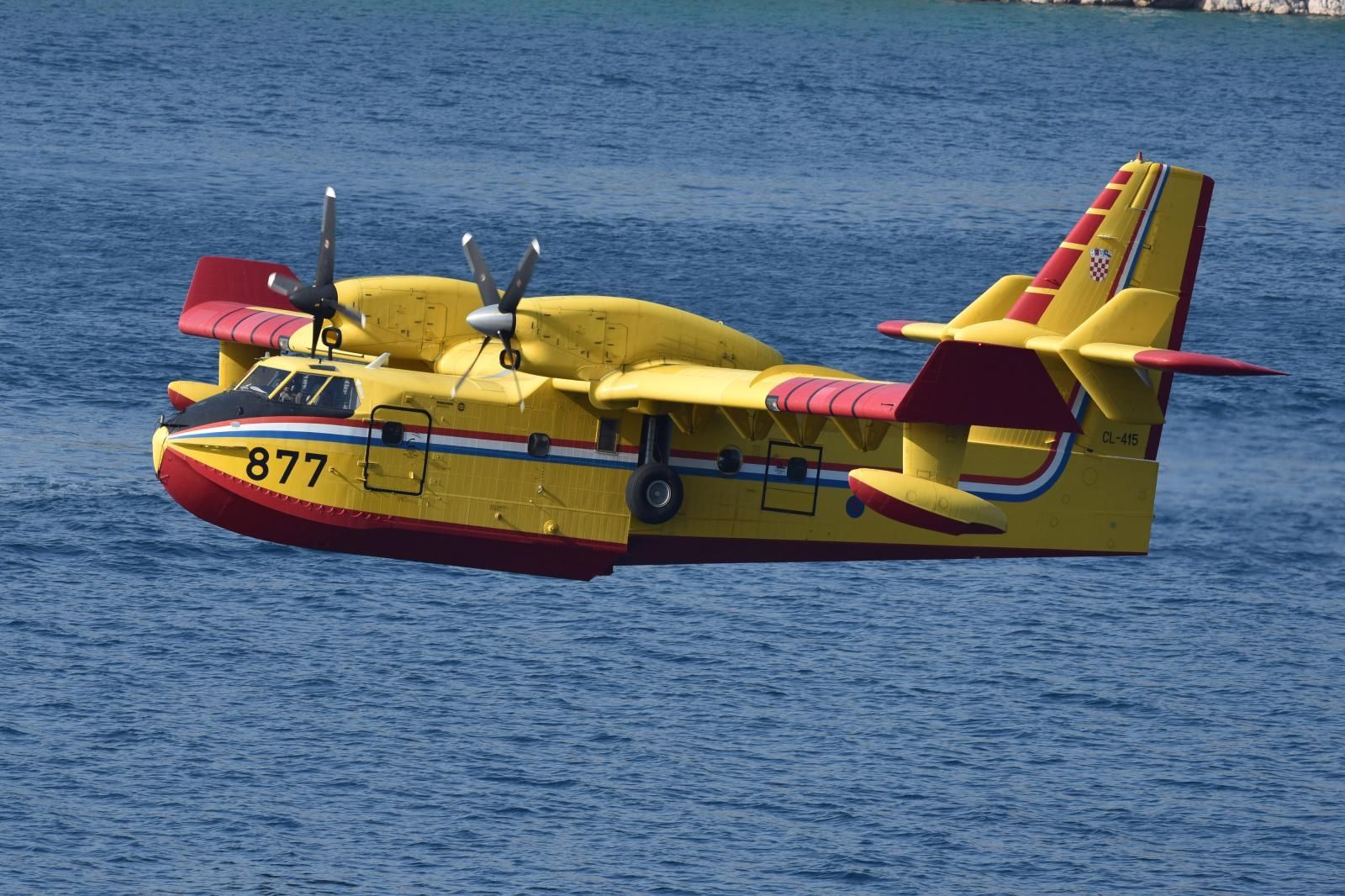 22.07.2017., Grebastica -
Piloti hrvatskih kanadera u akciji u uvali Grebastica privlacili pozornost mnogih kupaca i prolaznika.
Photo: Hrvoje Jelavic/PIXSELL
