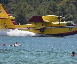 04.07.2019., Grebastica - Piloti kandera svojim manevrima uzimanja vode u uvali u Grebastici odusevili brojne kupacice i kupace. Photo: Hrvoje Jelavic/PIXSELL