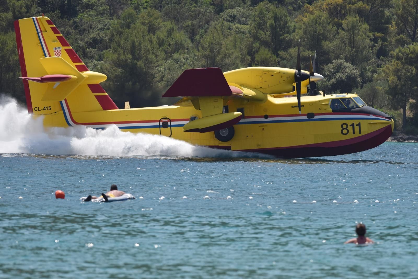 04.07.2019., Grebastica - Piloti kandera svojim manevrima uzimanja vode u uvali u Grebastici odusevili brojne kupacice i kupace. Photo: Hrvoje Jelavic/PIXSELL