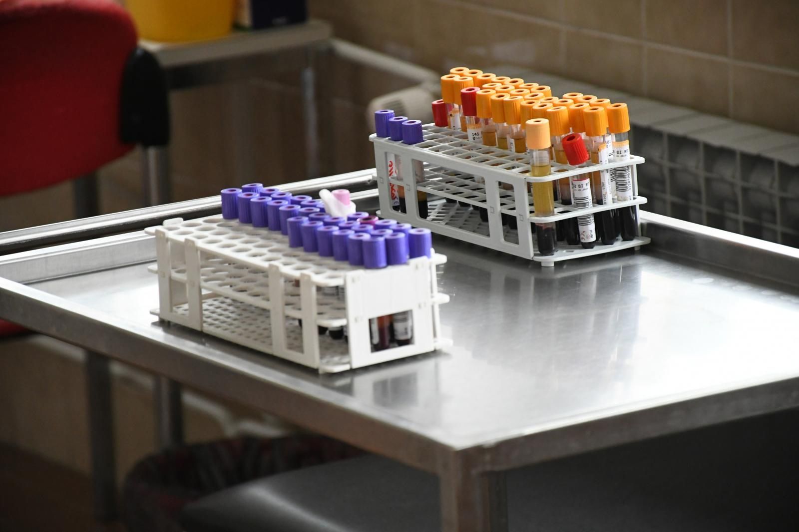 16.10.2020., Cazma -  Cazmanski Dom zdravlja dodatno je opremljen medicinsko-biokemijskim laboratorijem s novom modernom dijagnostickom opremom u vidu novog biokemijskog uredjaja, hematoloskog uredjaja, uredjaja za proizvodnju ciste vode, nadogradnju informatickog sustava, te  nova racunala. Oprema u novom laboratoriju vrijedna je 730.000 kuna.
Photo:Damir Spehar/PIXSELL