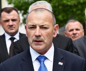 19.06.2021., Slavonski Brod - Ispred spomenika "Prekinuto djetinjstvo" obiljezen je 19. Susret sjecanja na poginulu djecu u Domovinskom ratu "Mali kriz-velika zrtva", koje je i ove godine organizirala Zajednica udruga hrvatskih civilnih stradalnika iz Domovinskog rata Hrvatske i Ministarstvo hrvatskih branitelja. Tomo Medved, potpredsjednik Vlade i ministar branitelja Photo: Ivica Galovic/PIXSELL