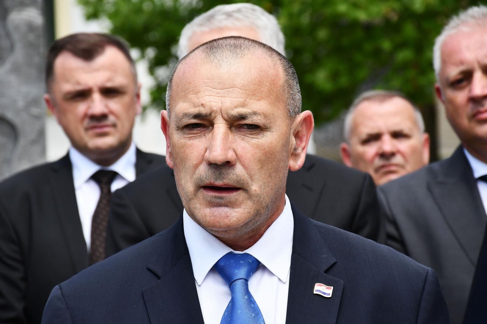 19.06.2021., Slavonski Brod - Ispred spomenika "Prekinuto djetinjstvo" obiljezen je 19. Susret sjecanja na poginulu djecu u Domovinskom ratu "Mali kriz-velika zrtva", koje je i ove godine organizirala Zajednica udruga hrvatskih civilnih stradalnika iz Domovinskog rata Hrvatske i Ministarstvo hrvatskih branitelja. Tomo Medved, potpredsjednik Vlade i ministar branitelja Photo: Ivica Galovic/PIXSELL