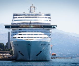18.06.2021., Split - Najveci kruzer koji je do sada posjetio Split, luksuzni MSC Splendida uplovio je jutros u splitsku luku. Dug je 333 metra, a na njemu boravi oko 1000 putnika i oko 850 clanova posade.
Photo: Milan Sabic/PIXSELL
