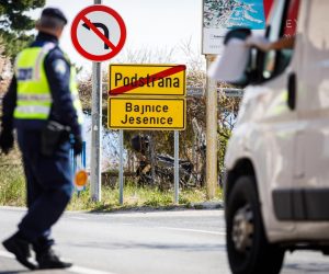 03.04.2020., Podstrana - Policija kontrolira propusnice vozaca na jednoj od kontrolnih tocaka na izlazu iz Splita.
Photo: Milan Sabic/PIXSELL