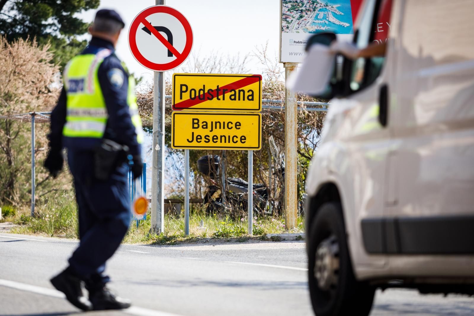 03.04.2020., Podstrana - Policija kontrolira propusnice vozaca na jednoj od kontrolnih tocaka na izlazu iz Splita.
Photo: Milan Sabic/PIXSELL