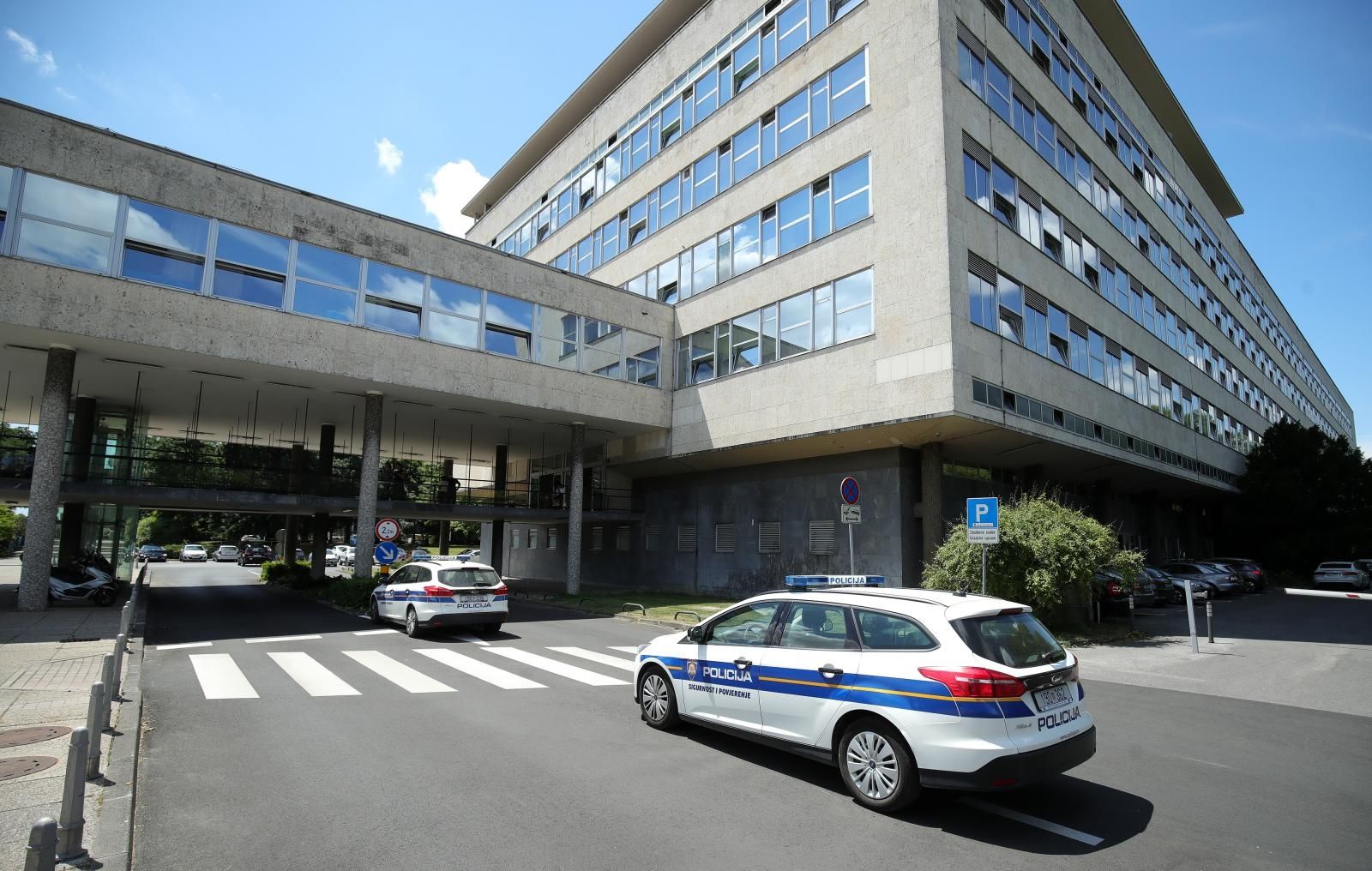 01.07.2021., Zagreb - Ispred Gradskog poglavarstva nalazi se nekoliko policijskih vozila i policijskih sluzbenika. Photo: Sanjin Strukic/PIXSELL