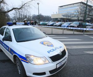 04.03.2011.,Zagreb - Gradjanin je policiji u cetvrtak oko 15.20 sati dojavio da je na parkiralistu na Trgu Stjepana Radica pronasao improviziranu eksplozivnu napravu. Istraga je u tijeku Photo: Zeljko Lukunic/PIXSELL