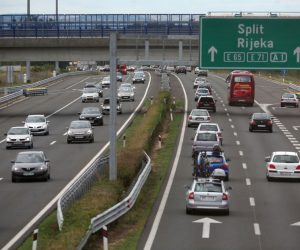 Zagreb, 10.08.2013 - Na autocesti A1 od Zagreba prema Karlovcu vrlo je gust promet, a zbog lanèanog sudara kod odmorita Draganiæ vozi se oteano u koloni, izvijestio je jutros Hrvatski autoklub (HAK). Na slici kolone u oba smjera na autocesti Zagreb - Karlovac.
foto FaH/ Dario GRZELJ /ds