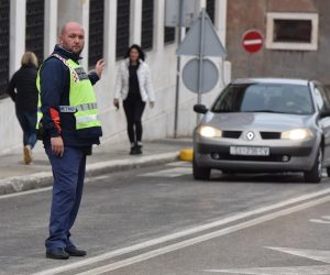 Šibenik: Uklanjanje opasnih stabala koja bi prilikom nevremena mogla ugoroziti vozače i promet 22.11.2018., Sibenik - Radnici tvrtke Zeleni grad uz pomoc prometnih redara uklanjaju opasna stabala koja bi prilikom nevremena mogla ugoroziti vozace i promet. Photo: Hrvoje Jelavic/PIXSELL