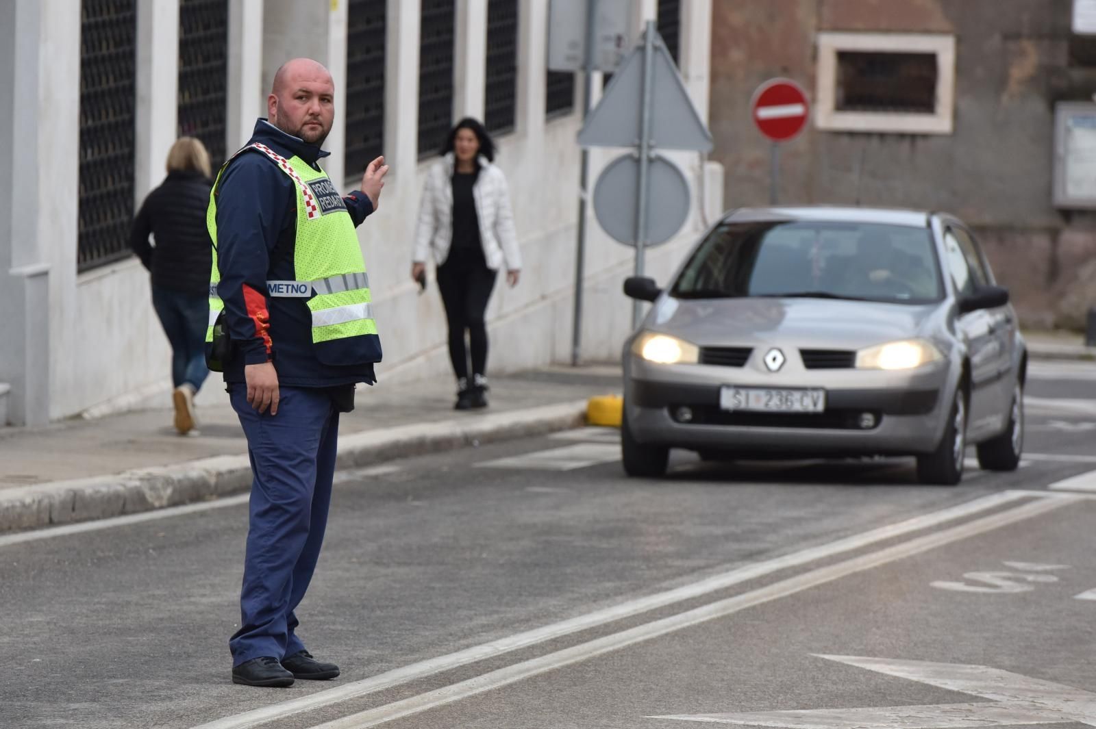 Šibenik: Uklanjanje opasnih stabala koja bi prilikom nevremena mogla ugoroziti vozače i promet 22.11.2018., Sibenik - Radnici tvrtke Zeleni grad uz pomoc prometnih redara uklanjaju opasna stabala koja bi prilikom nevremena mogla ugoroziti vozace i promet. Photo: Hrvoje Jelavic/PIXSELL