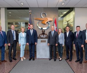 Zagreb, 21.7.2021.- Ministar obrane Mario Banoiæ i naèelnik Glavnog stoera Oruanih snaga RH admiral Robert Hranj s izaslanstvom u slubenom su posjetu SAD-u u povodu obiljeavanja 25. obljetnice suradnje Nacionalne garde Minnesote i Hrvatske vojske u sklopu Dravnog programa partnerstva (SPP), priopæio je u srijedu MORH. Na slici Mario Banoiæ i Robert Hranj u tvornici helikoptera 'Sikorsky' u Connecticutu. 
foto HINA/ MORH/ Lockheed Martin Corporation/ Gretchen Lemke/ ua