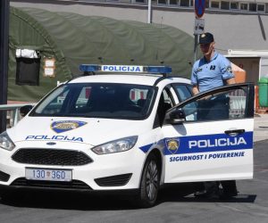 30.05.2021., Sibenik - Zbog prometne nesreca koja se rano jutros dogodila na autocesti Zagreb-Split, a kojoj su navodno sudjelovali migranti veci broj policijskih sluzbenika Sibensko-kninske zupanije ispred sibenske bolnice.
Photo: Hrvoje Jelavic/PIXSELL