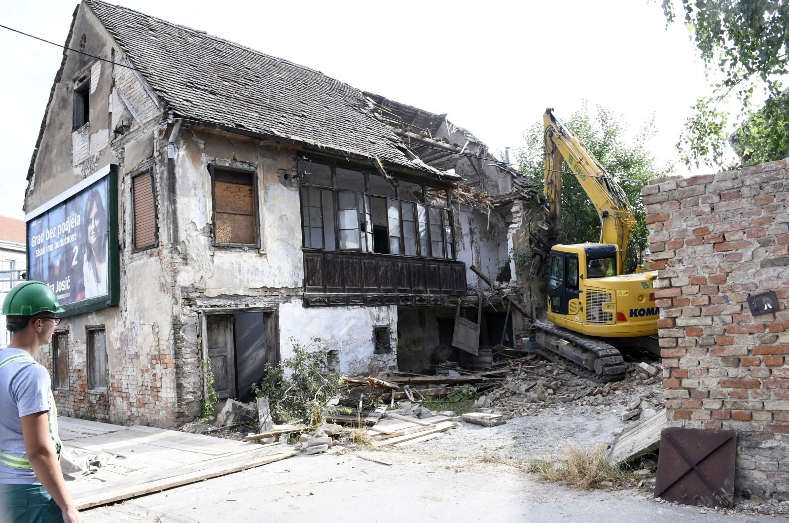 14.07.2021.,Sisak - Zapocelo rusenje obiteljske kuce u Strossmayerovoj ulici koja je tesko ostecena u potresu.
Photo: Nikola Cutuk/PIXSELL