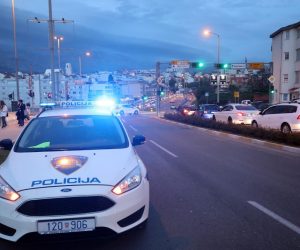 29.04.2021. Split - Zbog lazne dojave o o pozaru nastale su prometne guzve oko trgovackog centra Mall of Split

Photo: Ivo Cagalj/ PIXSELL