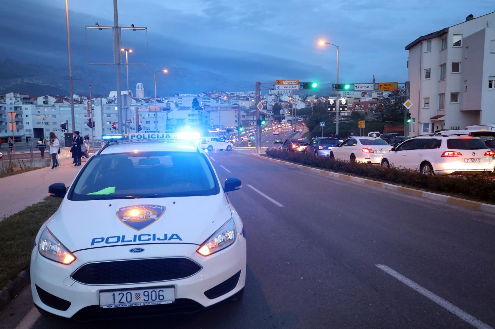 29.04.2021. Split - Zbog lazne dojave o o pozaru nastale su prometne guzve oko trgovackog centra Mall of Split

Photo: Ivo Cagalj/ PIXSELL