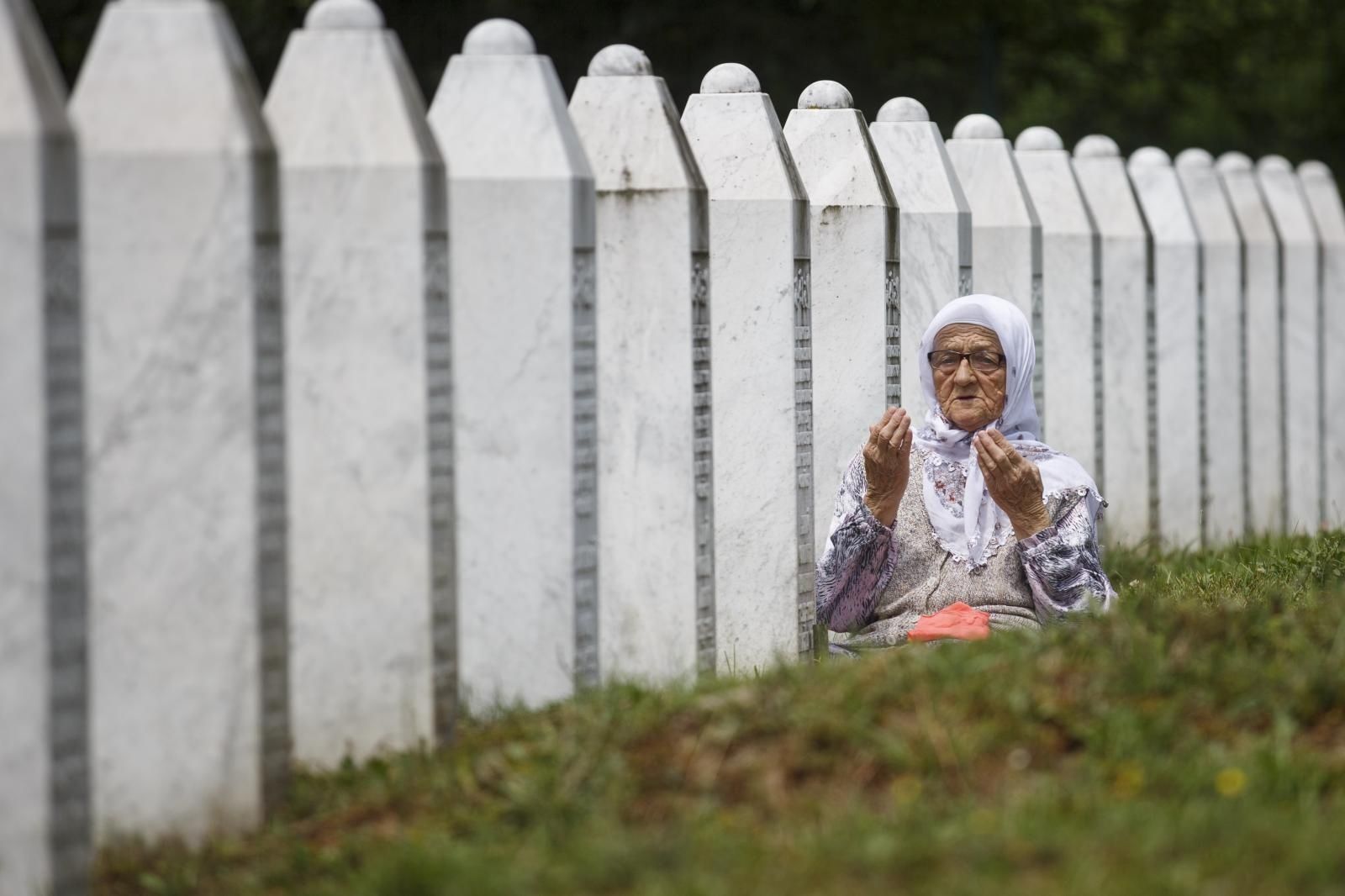 10.07.2021., Potocari, Bosna i Hercegovina - Obitelji ubijenih u genocidu okupljaju se u Memorijalnom centru Srebrenica - Potocari gdje se molitvom prisjecaju svojih najmilijih. U nedelju 11.07., ovdje ce biti ukopano jos 19 zrtava genocida u Srebrenici.
Photo: Armin Durgut/PIXSELL