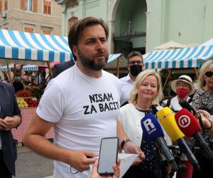 02.07.2021., Rijeka - Akcija ZaZeleniSvakiDan koju provodi Ministarstvo gospodarstva i odrzivog razvoja odrzava se na glavnog gradskoj trznici. Ministar Tomislav Coric, zamjenica gradonacelnika Sandra Krpan, vijecnik Josip Ostorgovic sa suradnicima gradjanima i trgovcima dijele platnene vrecice.
Photo: Goran Kovacic/PIXSELL