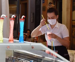 13.07.2020., Sibenik - Odlukom Kriznog stozera za suzbijanje sirenje koronavirusa od danas svi djelatnici u ugostiteljstvu moraju nositi zastitne maske.
Photo: Hrvoje Jelavic/PIXSELL