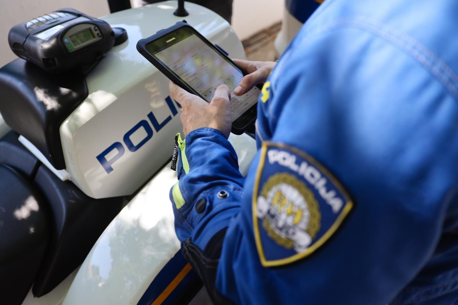 28.06.2021., Zadar - U Policijskoj upravi Zadarskoj odrzana je prezentacija projekta "Unaprjedjenje i modernizacija rada prometne policije" te demonstracija buduceg nacina rada prometne policije na terenu, a u rad je pusteno i Centralno ispisno mjesto prekrsajnog postupka u Zadru. Photo: Marko Dimic/PIXSELL