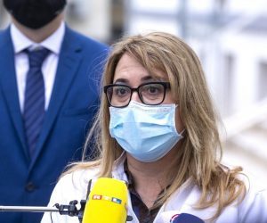22.12.2020., Split - Nastavni zavod za javno zdravstvo Splitsko-dalmatinske zupanije dobio je ledenicu u kojoj ce se cuvati cjepiva za Covid-19. Donaciju za kupnju ledenice dala je Optika Anda.
Zeljka Karin ravnateljica NZJZ SDZ
Photo: Miroslav Lelas/PIXSELL