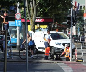 02.07.2021., Zagreb - Zamjena semafora na krizanju Savske i Tratinske ulice. Radnici skidaju stare semafore i postavljaju nove. Photo: Sanjin Strukic/PIXSELL
