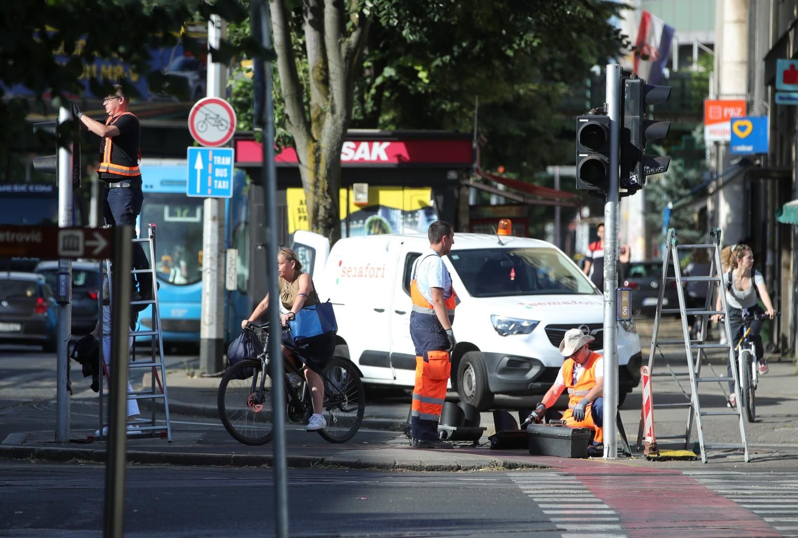 02.07.2021., Zagreb - Zamjena semafora na krizanju Savske i Tratinske ulice. Radnici skidaju stare semafore i postavljaju nove. Photo: Sanjin Strukic/PIXSELL