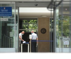 01.07.2021., Zagreb - Ispred Gradskog poglavarstva nalazi se nekoliko policijskih vozila i policijskih sluzbenika. Photo: Sanjin Strukic/PIXSELL