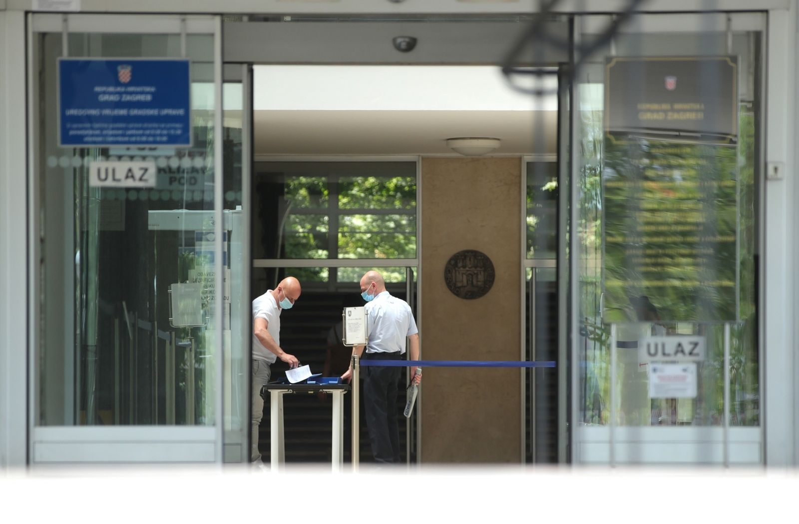 01.07.2021., Zagreb - Ispred Gradskog poglavarstva nalazi se nekoliko policijskih vozila i policijskih sluzbenika. Photo: Sanjin Strukic/PIXSELL