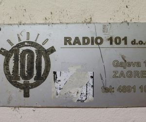 28.07.2021., Zagreb - Kako je izgubila koncesiju, radio stojedinica odlazi u povijest, a neki se od omiljenog radija oprostili su se svijecama ispred redakcija. 
Photo: Luka Stanzl/PIXSELL