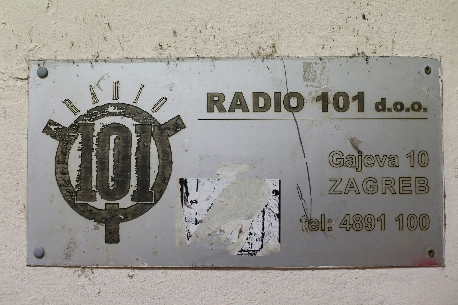28.07.2021., Zagreb - Kako je izgubila koncesiju, radio stojedinica odlazi u povijest, a neki se od omiljenog radija oprostili su se svijecama ispred redakcija. 
Photo: Luka Stanzl/PIXSELL