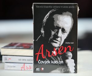 18.08.2020.,Sibenik-U Sibeniku je odrzana prva promocija knjige Covjek kao on i to na petu godisnjicu odlaska velikog umjetnika Arsena Dedica.
To je portret umjetnickog djela Arsena Dedica u kojem se Zlatko Gall osvrce na cjelokupni Arsenov glazbeni opus.Promociji su nazocili i Gabi Novak,Arsenova supruga i njihov sin Matija Dedic.
Photo: Dusko Jaramaz/PIXSELL