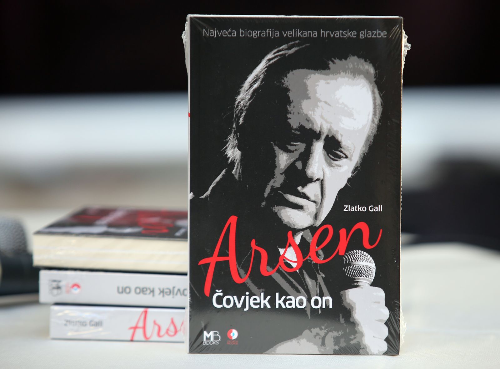 18.08.2020.,Sibenik-U Sibeniku je odrzana prva promocija knjige Covjek kao on i to na petu godisnjicu odlaska velikog umjetnika Arsena Dedica.
To je portret umjetnickog djela Arsena Dedica u kojem se Zlatko Gall osvrce na cjelokupni Arsenov glazbeni opus.Promociji su nazocili i Gabi Novak,Arsenova supruga i njihov sin Matija Dedic.
Photo: Dusko Jaramaz/PIXSELL