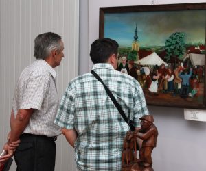 Koprivnica, 1.7.2011 - Izloba Podravski motivi - refleksije 1931 - 2011 otvorena je veèeras u Galeriji Koprivnica gdje je na uvid javnosti dano 80-ak izloaka izvuèenih iz javnih i privatnih zbirki. Krsto Hegeduiæ, Ivan i Josip Generaliæ, Mirko Virius, Franjo Mraz, Ivan Veèenaj tek su neka od imena èija je djela od danas pa do sredine rujna moguæe razgledati u prostorima galerije koja se nalazi na sredinjem koprivnièkom trgu. 
foto FaH/ Ozren PIRANEC/ ua