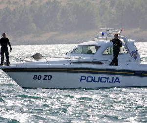 Posedarje, 29.10.2008 - Zadarskoj policiji jutros je prijavljen nestanak 48-godinjeg ribara Zorana Æ. iz Posedarja. Ribar se sinoæ zaputio na more vlastitim gumenim brodom. Kako se nije vratio, nestanak je jutros prijavio njegov brat. Ubrzo je pronaðen gumeni brod uz oblinju uvalu u mjestu, a za ribarom je nastavljena potraga.
foto FaH/ ua