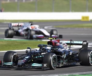 epa09352128 Finnish Formula One driver Valtteri Bottas (front) of Mercedes-AMG Petronas in action during the Formula One Grand Prix of Great Britain at the Silverstone Circuit, in Northamptonshire, Britain, 18 July 2021.  EPA/ANDY RAIN