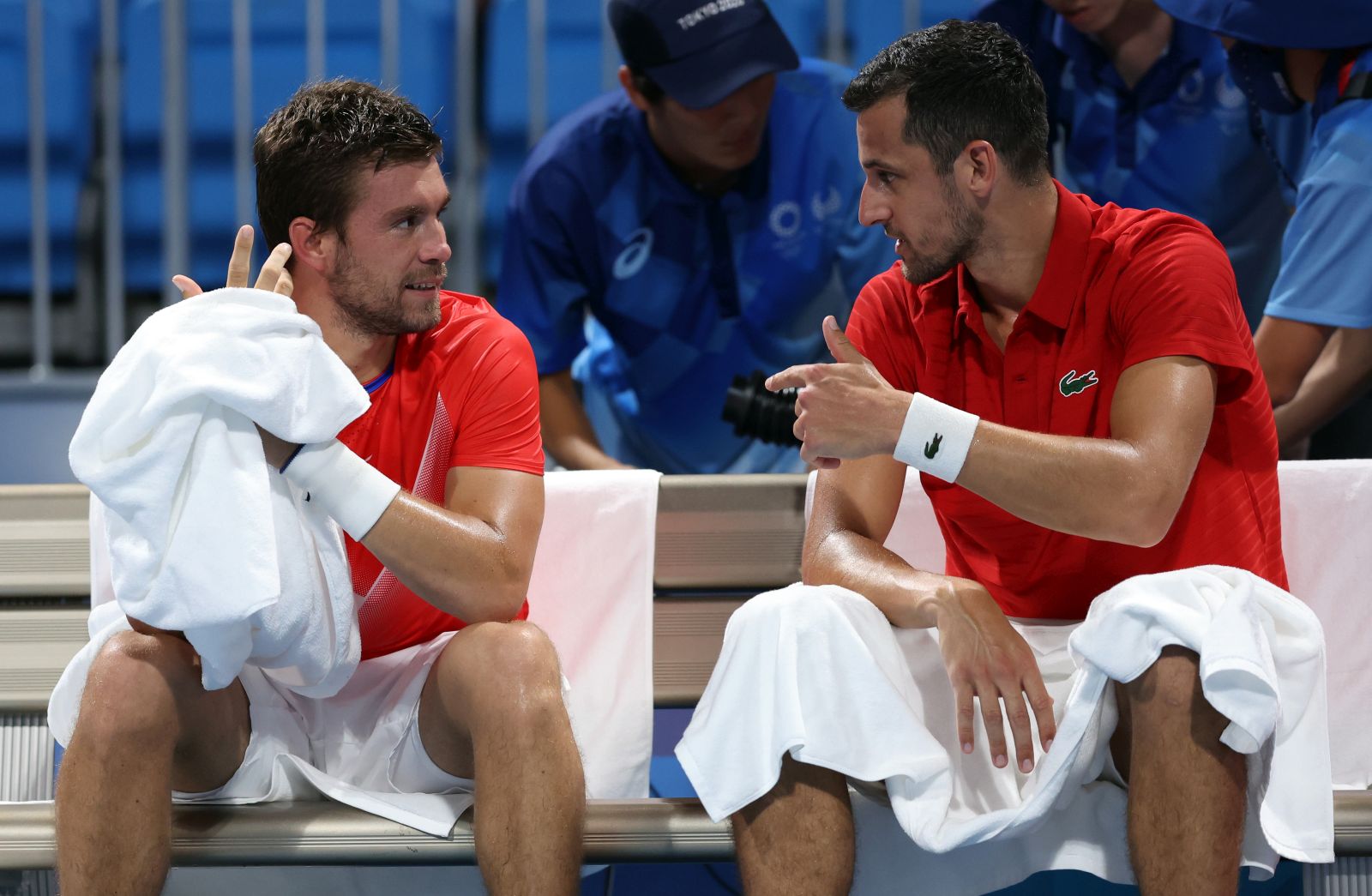 Tokio, 24.07.2021 - Prvi nositelji olimpijskog turnira muških teniskih parova, Nikola Mektić i Mate Pavić, trebali su jedan sat i 37 minuta za pobjedu 7-6 (6), 6-4 nad Brazilcima Marcelom Melom i Marcelom Demolinerom, što je hrvatskom paru donijelo plasman u drugo kolo.
foto HINA/ Damir SENČAR/ ds